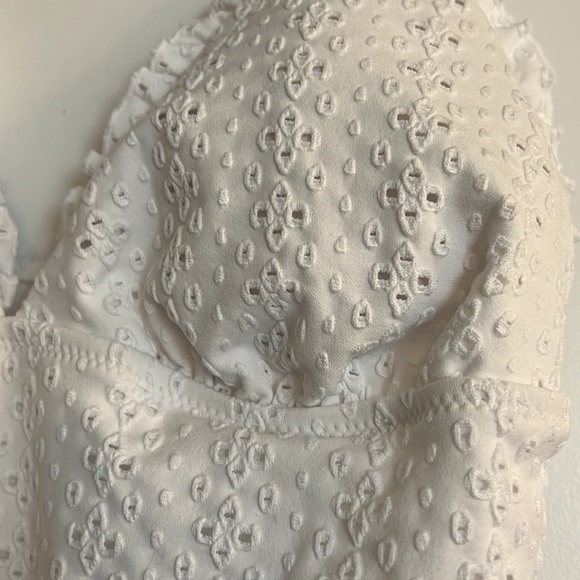 NWT Old Navy Eyelet-Embroidered V-Neck Ruffle-Trimmed One-Piece Swimsuit Sz M - Picture 4 of 6